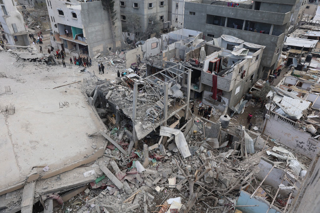 Un immeuble résidentiel est en ruines dans le quartier d'Al-Shaboura, dans la ville de Rafah, au sud de la bande de Gaza.