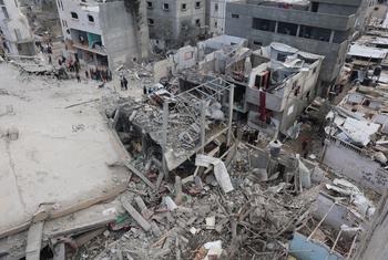 Um bloco residencial está em ruínas no bairro de Al-Shaboura, na cidade de Rafah, no sul da Faixa de Gaza