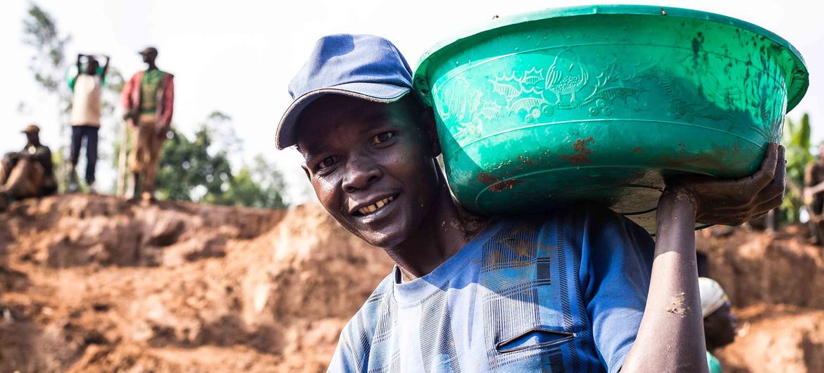 Um homem trabalha em uma mina na República Democrática do Congo.