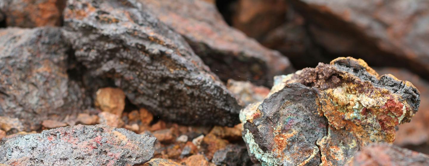 Руда, содержащая медь, кобальт и никель, из шахты в Австралии.