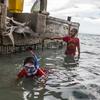 Niños jugando en un embarcadero de la isla Fale, en el archipiélago de Tokelau.