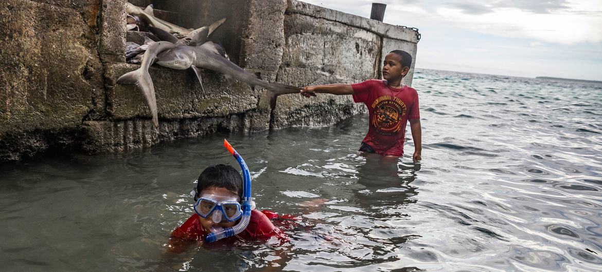 Los niños juegan en un embarcadero en la isla Fale en el archipiélago de Tokelau en el Océano Pacífico.