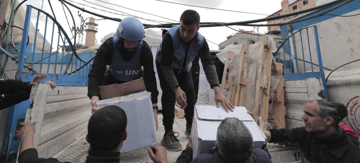 Personal de la ONU entrega suministros humanitarios en el norte de la Franja de Gaza.