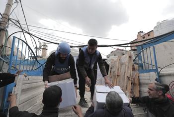 Personal de la ONU entrega suministros humanitarios en el norte de la Franja de Gaza.