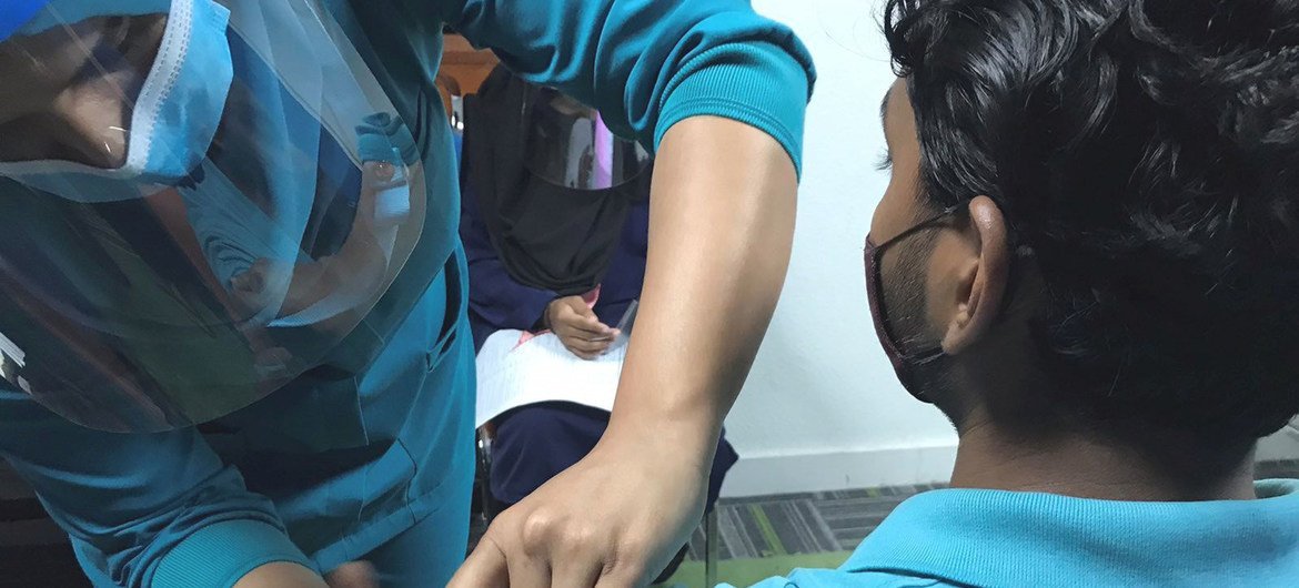 La campaña de vacunación contra el COVID-19 en Maldivas incluye a los migrantes.