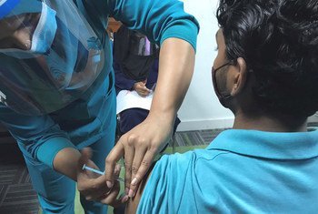 La campaña de vacunación contra el COVID-19 en Maldivas incluye a los migrantes.