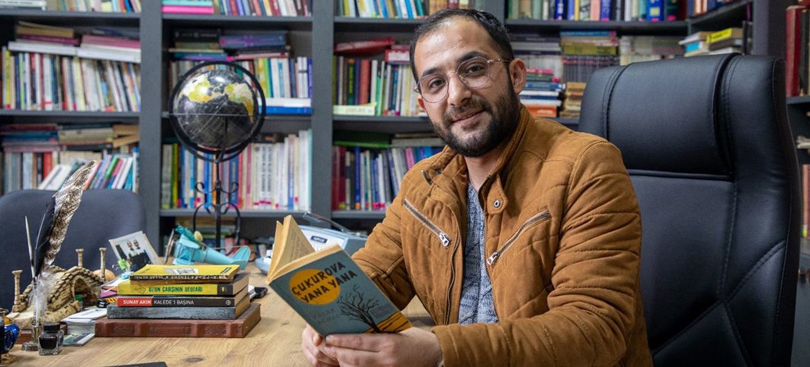 اپنے شہر میں زلزلے کے بعد محمد کتابوں کے ذریعے اس میں زندگی لوٹانے کی کوشش کر رہے ہیں۔