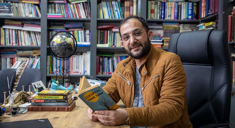 विनाशकारी भूकम्प के एक वर्ष से अधिक समय के बाद, मोहम्मद अपनी पुस्तकों के ज़रिए अपने समुदाय के लोगों को राहत पहुँचाने के प्रयास कर रहे हैं. 
