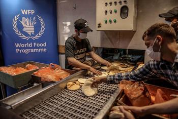 Une boulangerie de Gaza soutenue par le PAM rouvre ses portes après plus de 5 mois, suite à une livraison de carburant et de farine.