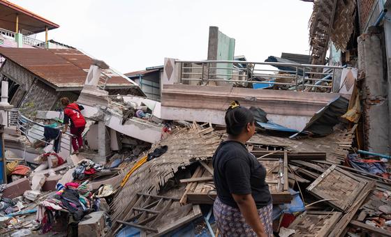 म्याँमार: भूकम्प के बाद तिरपालों में रहने को मजबूर लोग, स्वास्थ्य सेवाओं की भारी कमी