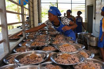 厨师们为海地的学生提供学校餐食。
