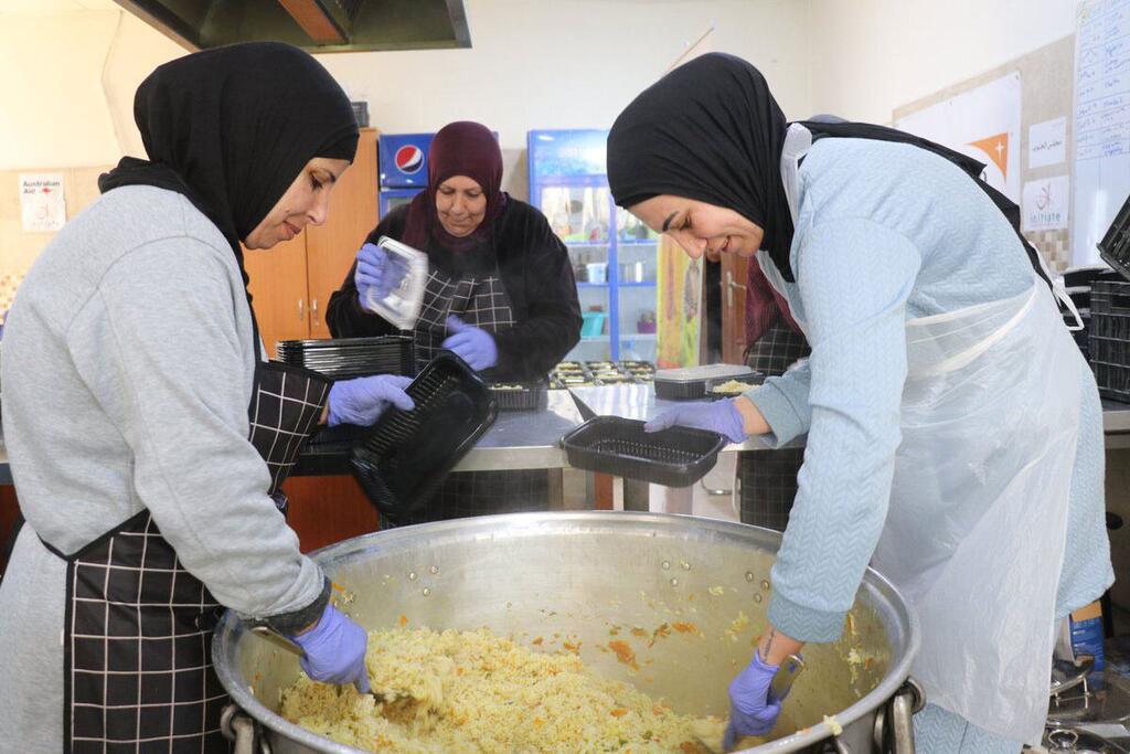 Женщины, вынужденные покинуть свои дома в результате конфликта, готовят еду в Тире, Ливан.