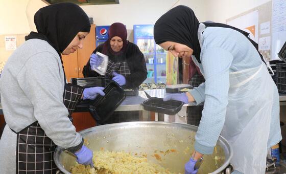 Женщины, вынужденные покинуть свои дома в результате конфликта, готовят еду в Тире, Ливан.