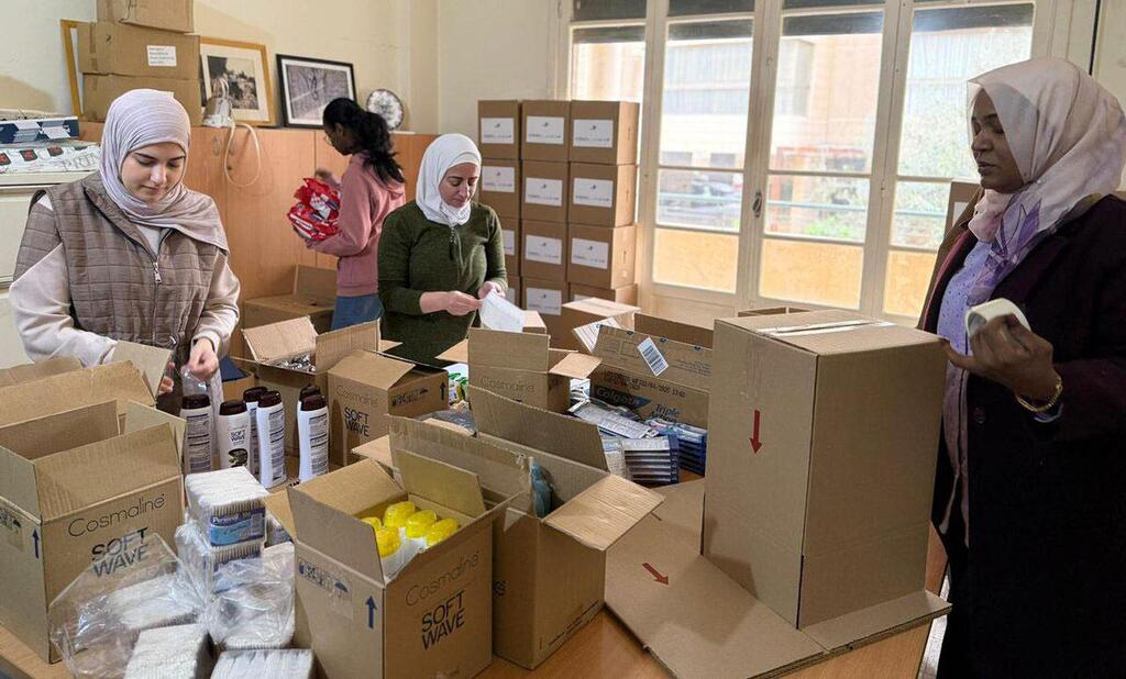 مجموعة من السيدات يقمن بإعداد حقائب للنظافة الشخصية لتوزيعها على الأشخاص المتضررين من الصراع في لبنان.