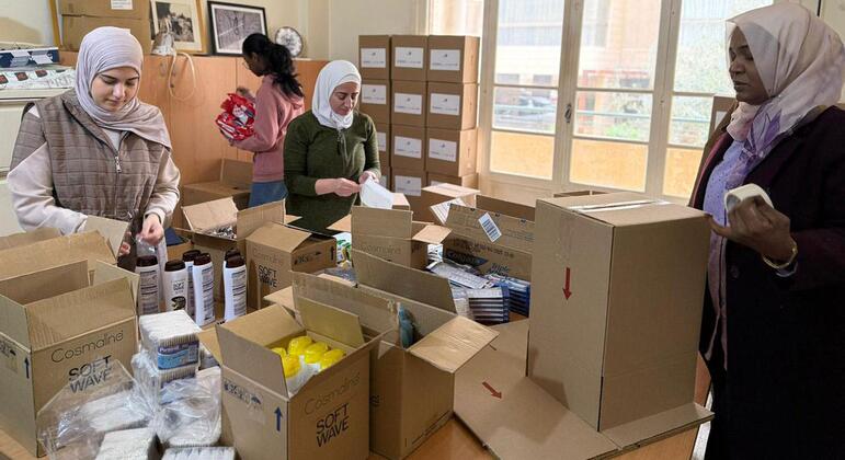 مجموعة من السيدات يقمن بإعداد حقائب للنظافة الشخصية لتوزيعها على الأشخاص المتضررين من الصراع في لبنان.