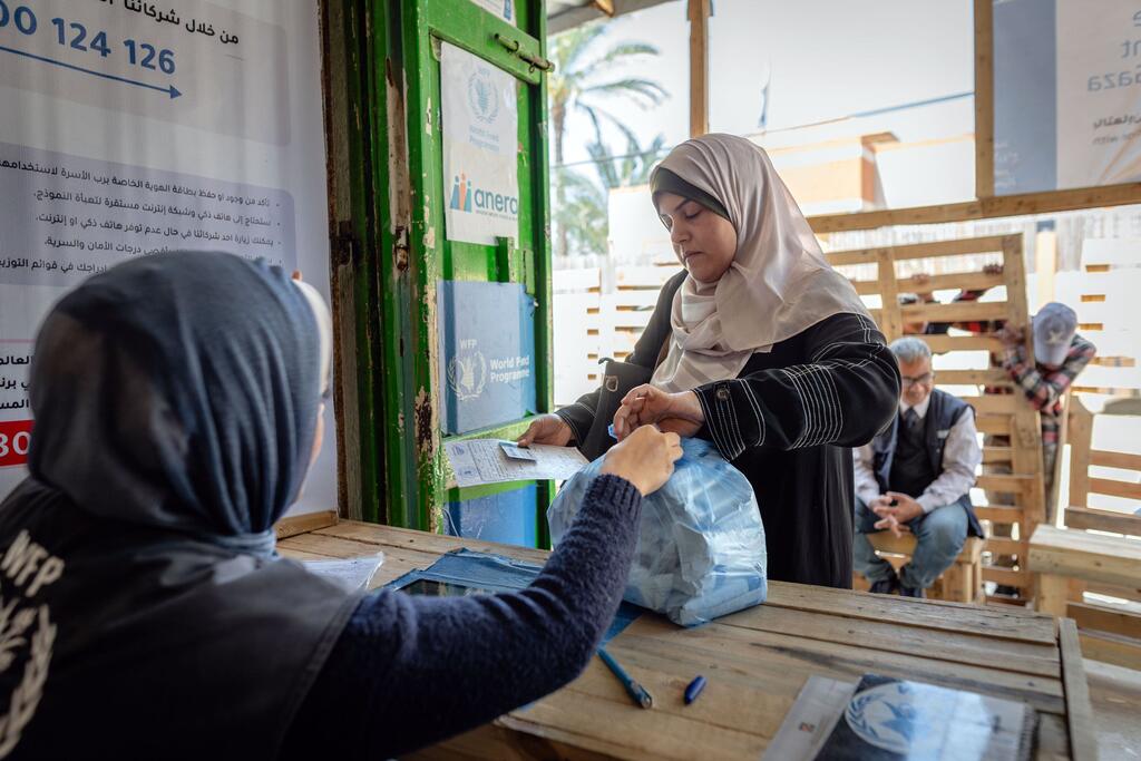 Жители Газы получают продовольственную помощь ООН. 