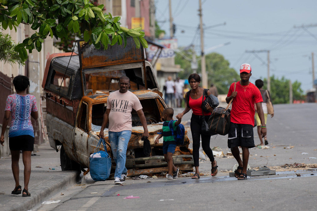 Des gens fuient le quartier de Solino à Port-au-Prince en raison d'attaques par des gangs en mai 2024.