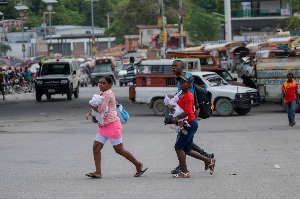 Des familles fuient leur domicile en mai 2024, à la suite d'attaques de gangs dans le quartier de Solino à Port-au-Prince, en Haïti.