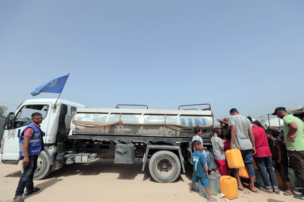 Maji yanasambazwa na UN kwa watu wa Khan Younis mnamo 2024.