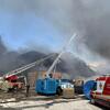 Пожарные машины и аварийные службы реагируют на крупный пожар на складе в здании УВКБ ООН в Днепре (Украина), из горящего здания поднимается густой дым.