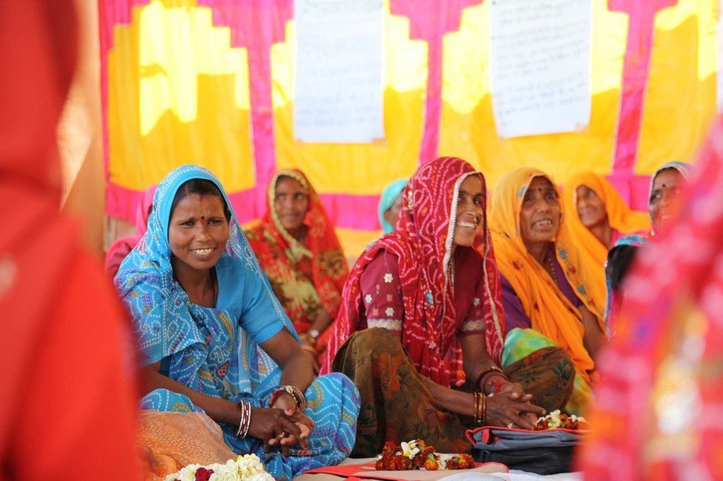Des femmes assistent à une session de formation sur la santé et l'éducation au Rajasthan, en Inde.