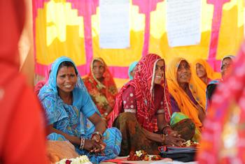 نساء يحضرن دورة تدريبية في مجال الصحة والتعليم في راجستان، الهند.