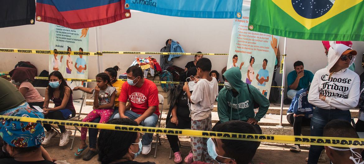 Migrantes de camino a Estados Unidos son atendidos en un puesto de atención médica en Danlí, Honduras. 