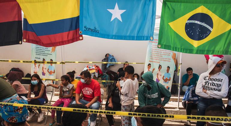 Des migrants en route vers les États-Unis sont soignés dans un centre de soins médicaux à Danlí, au Honduras.