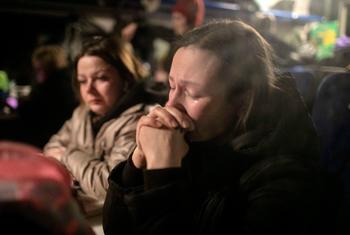 一名基辅居民等待与家人一起离开这座城市，前往利沃夫。