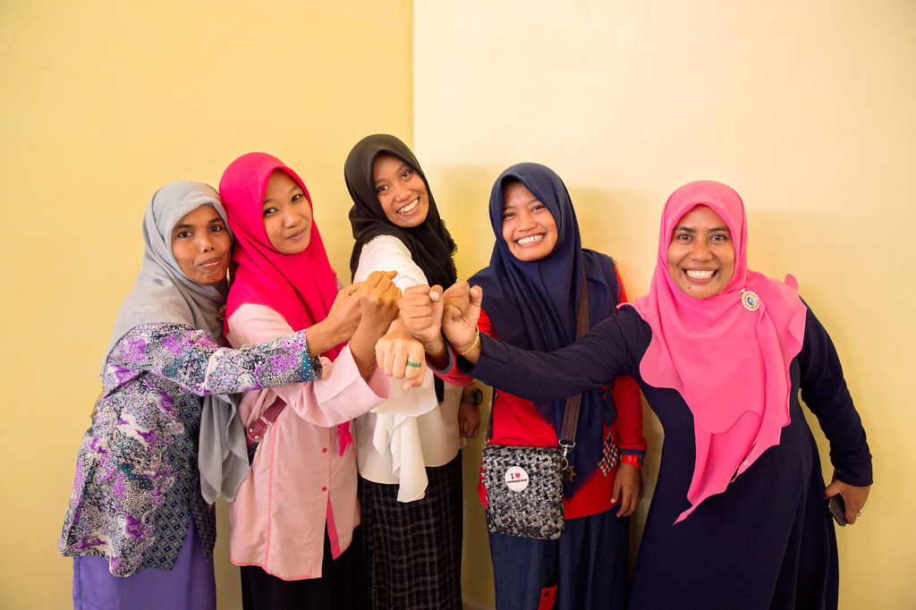 Participantes à une discussion sur la façon dont les femmes contribuent à la paix dans leurs communautés en Indonésie.