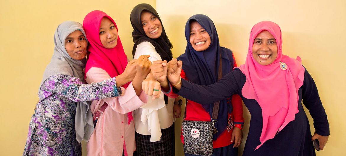 与会者讨论妇女如何为印度尼西亚社区的和平做出贡献。
