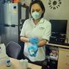 Um profissional de saúde da Ozone Foundation em Bangkok, Tailândia, prepara um teste de hepatite C
