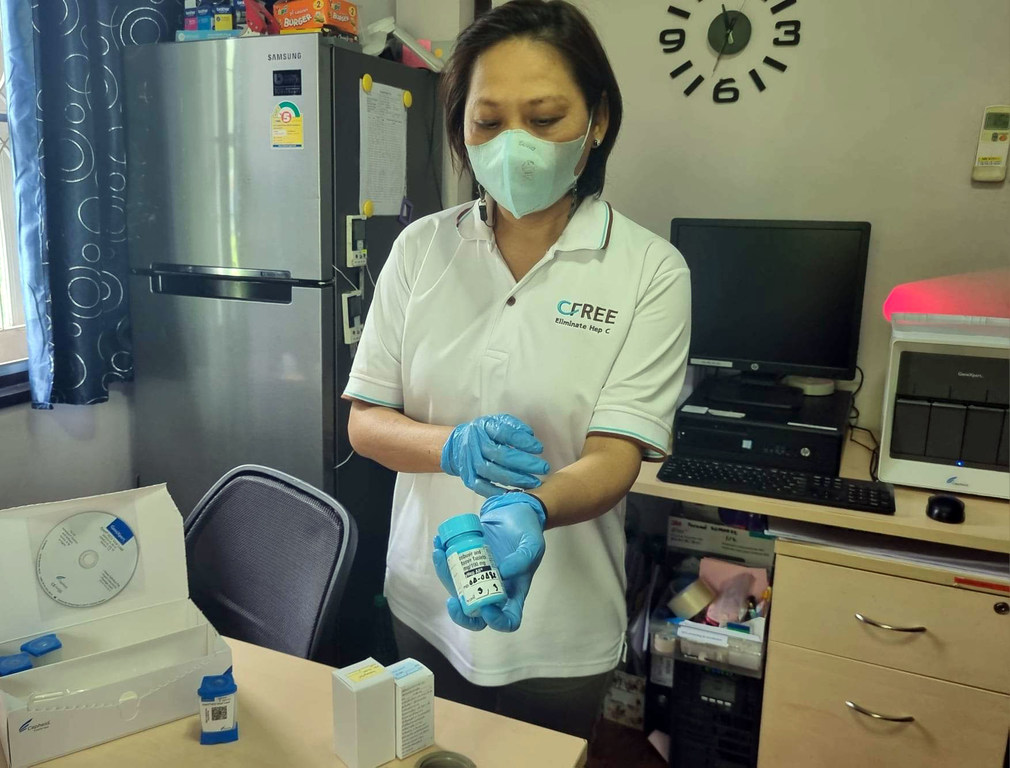 Un agent de santé de la Fondation Ozone à Bangkok, en Thaïlande, prépare un test de dépistage de l'hépatite C.