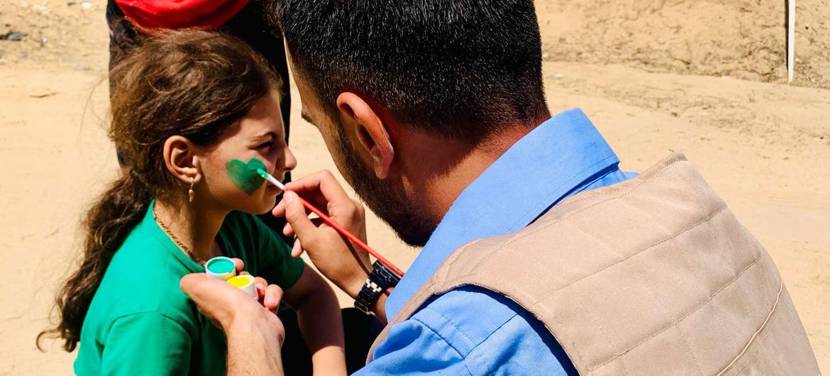 Ahmed Halabi utilise sa propre expérience d'enfance sous l'occupation israélienne pour concevoir des initiatives dirigées par des jeunes qui fournissent un soutien psychologique aux enfants, aux adolescents et aux femmes.