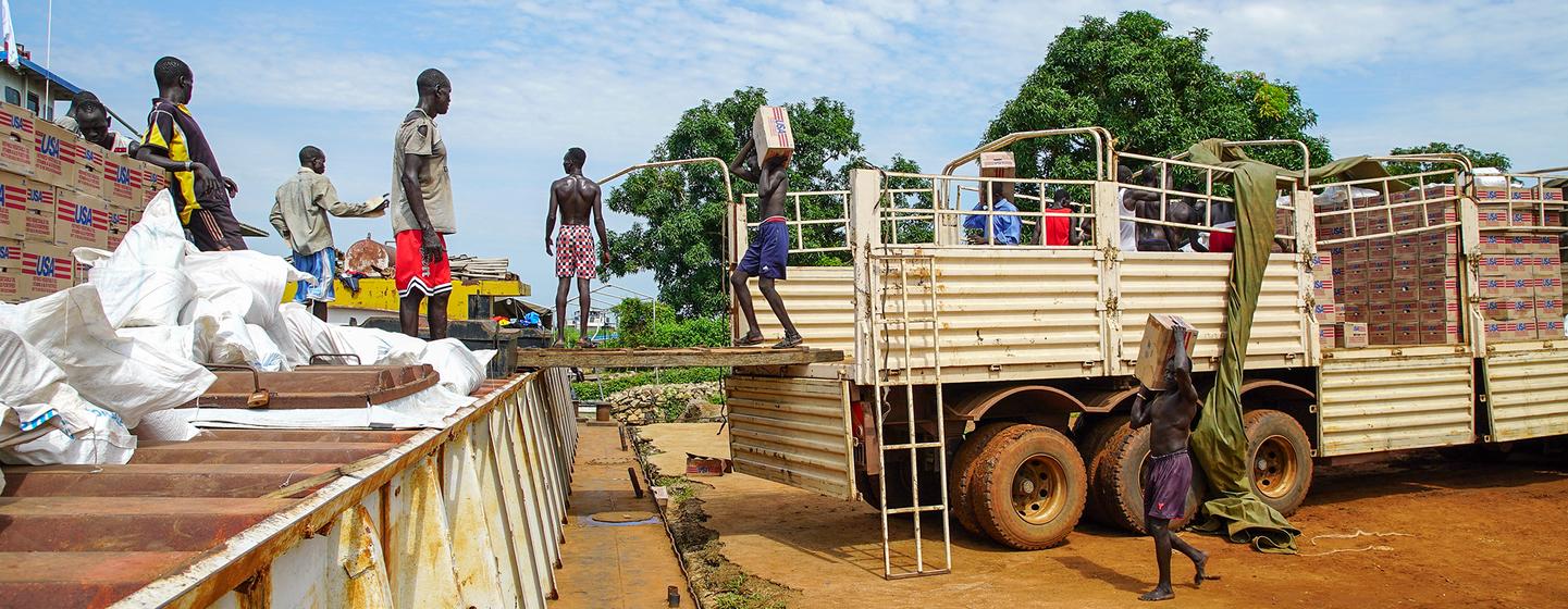 L'aide alimentaire du Programme alimentaire mondial (PAM) est chargée sur une barge sur le Nil, pour être livrée aux communautés dans le besoin.