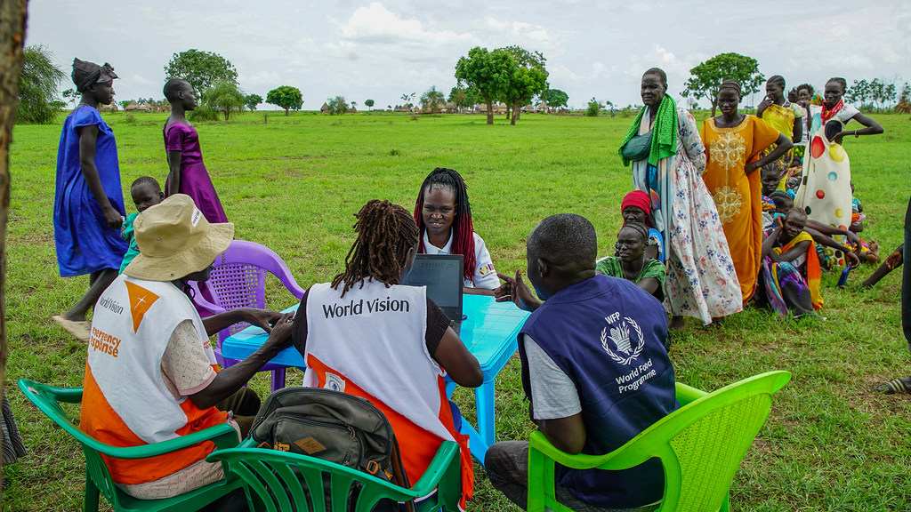 WFP na washirika wake wanasajili watu huko Nyueny, Sudan Kusini na kuwapatia msaada wa chakula.