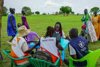 WFP na washirika wake wanasajili watu huko Nyueny, Sudan Kusini na kuwapatia msaada wa chakula.