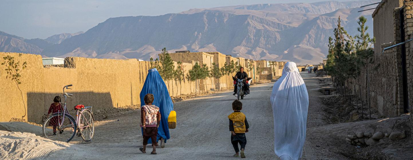 Des femmes et leurs enfants, dans un village d'Afghanistan