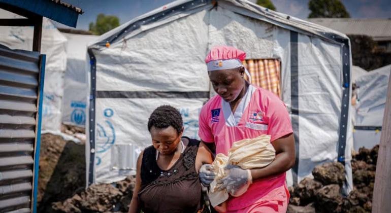 La comadrona Loti Kubuya Mielor atiende a una mujer desplazada recién llegada que ha dado a luz en un refugio en Goma, República Democrática del Congo.