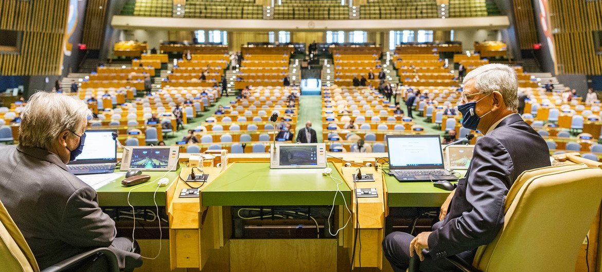 الأمين العام أنطونيو غوتيريش (إلى اليسار) يتحدث مع فولكان بوزكير، رئيس الدورة 75 للجمعية العامة للأمم المتحدة، في قاعة الجمعية العامة. .