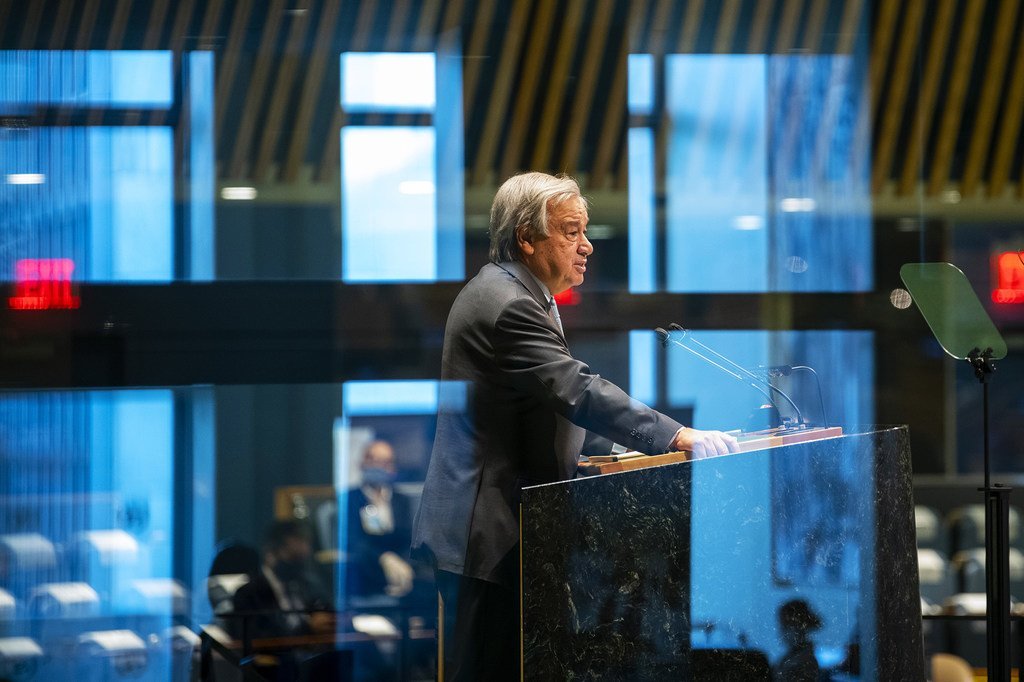 联合国秘书长古特雷斯在一般性辩论开幕致辞中表示，“在一个天翻地覆的世界里，空旷的联合国大会堂也成了最为奇特的景象之一”。