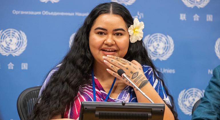 بريانا فروين، ناشطة شبابية في مجال مناخ المحيط الهادئ والعدالة المناخية، تقدم إحاطة إعلامية خلال قمة الطموح للمناخ.