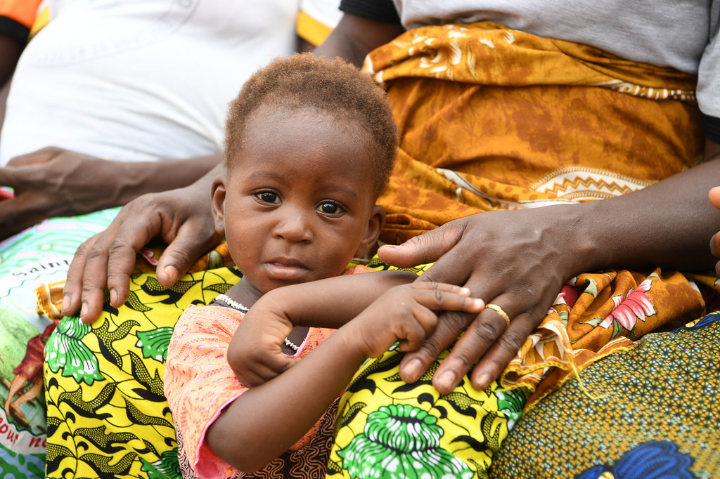Un enfant attend une séance de dépistage de la malnutrition dans le nord du Burkina Faso (photo d'archives).