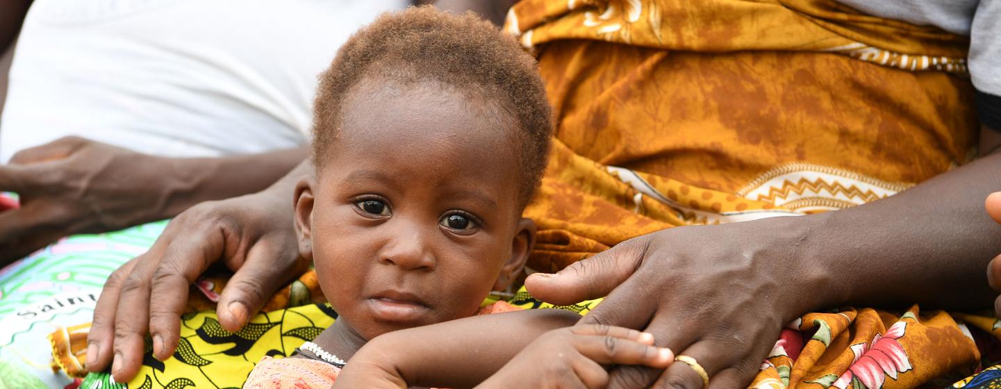 Un enfant attend une séance de dépistage de la malnutrition dans le nord du Burkina Faso (photo d'archives).