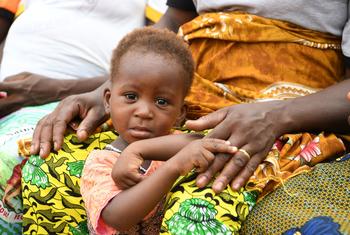 Un enfant attend une séance de dépistage de la malnutrition dans le nord du Burkina Faso (photo d'archives).