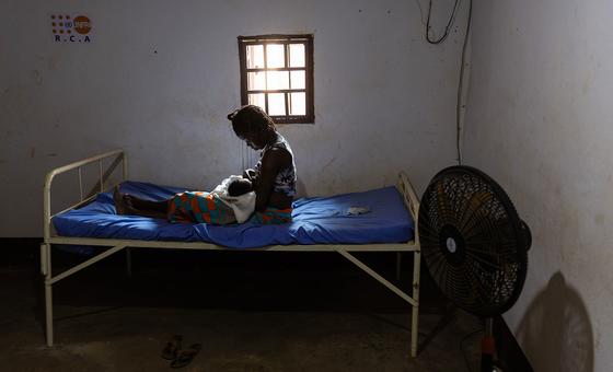 Une femme et sa fille de cinq jours dans un centre de santé soutenu par l'ONU à Bangui, la capitale de la République centrafricaine.