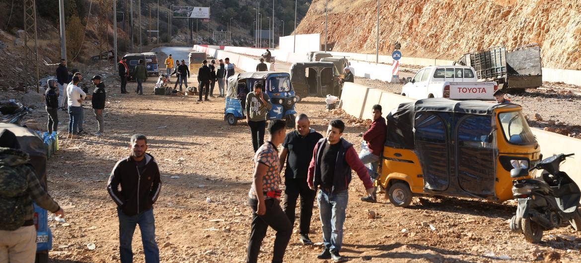 Población huyendo de la violencia en Líbano y cruzando a Siria.