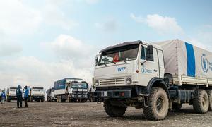 A WFP humanitarian convoy heads from Port Sudan to deliver lifesaving food aid to conflict-affected communities. (file)