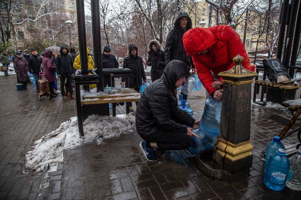 Les civils contraints de chercher de l'eau dans une fontaine à Kyiv après la destruction des infrastructures 