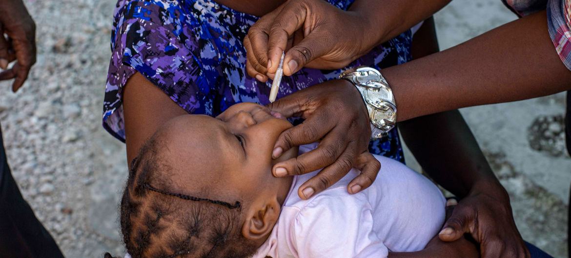 हेती में एक बच्चे को, हैज़ा की रोकथाम करने वाली वैक्सीन की ख़ुराक पिलाए जाते हुए.